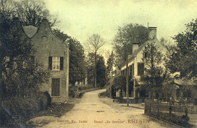 13308 Gezicht op de Grebbeweg te Grebbe (gemeente Rhenen) uit het oosten; met rechts Hotel De Grebbe en links de ...